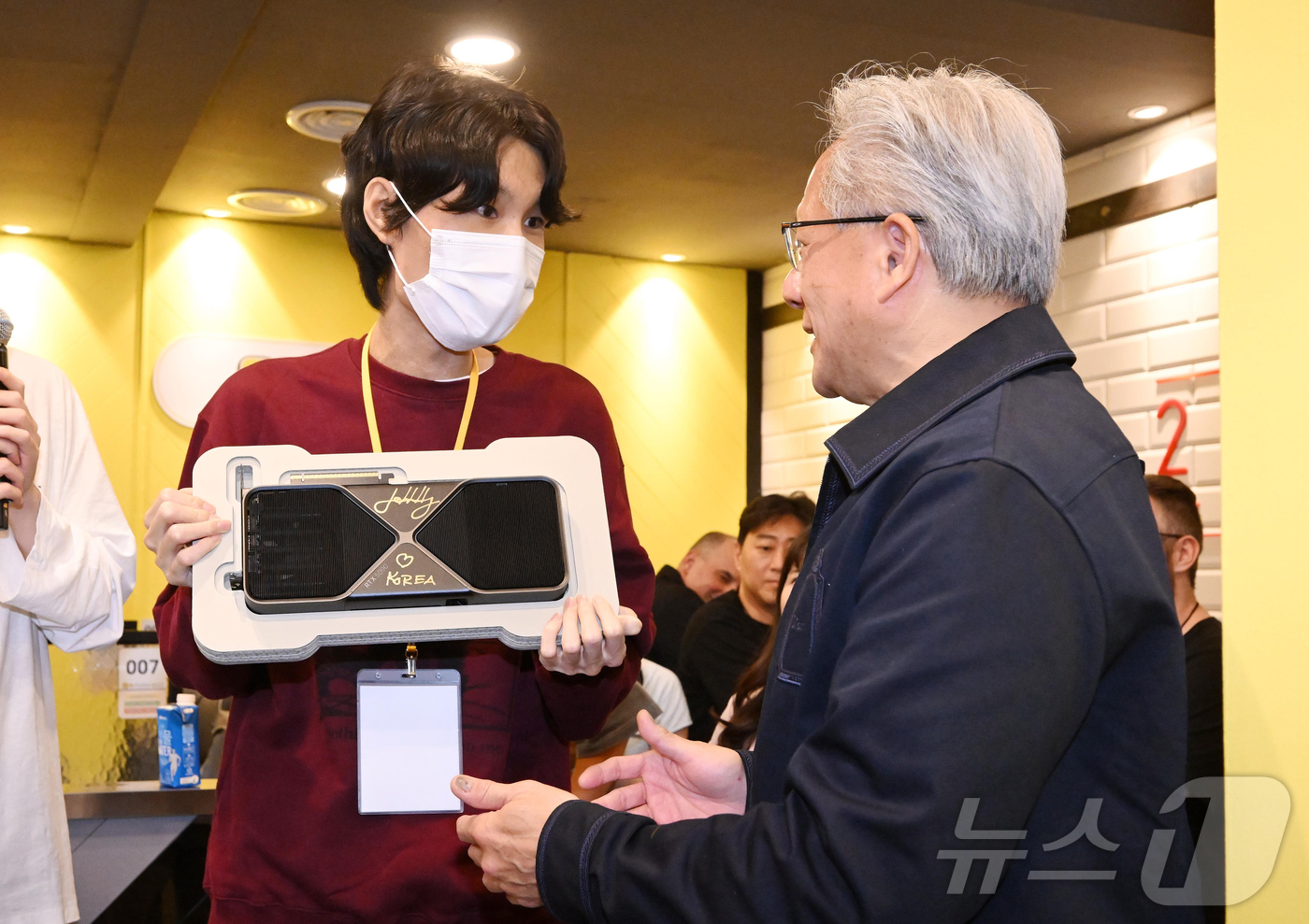 (서울=뉴스1) 김진환 기자 = 젠슨 황 엔비디아 최고경영자(CEO)가 7일 서울 강남구 옵티멈존 PC카페에서 추첨을 통해 선정된 크래프톤 유저에게 최신 그래픽카드 '지포스RTX5 …