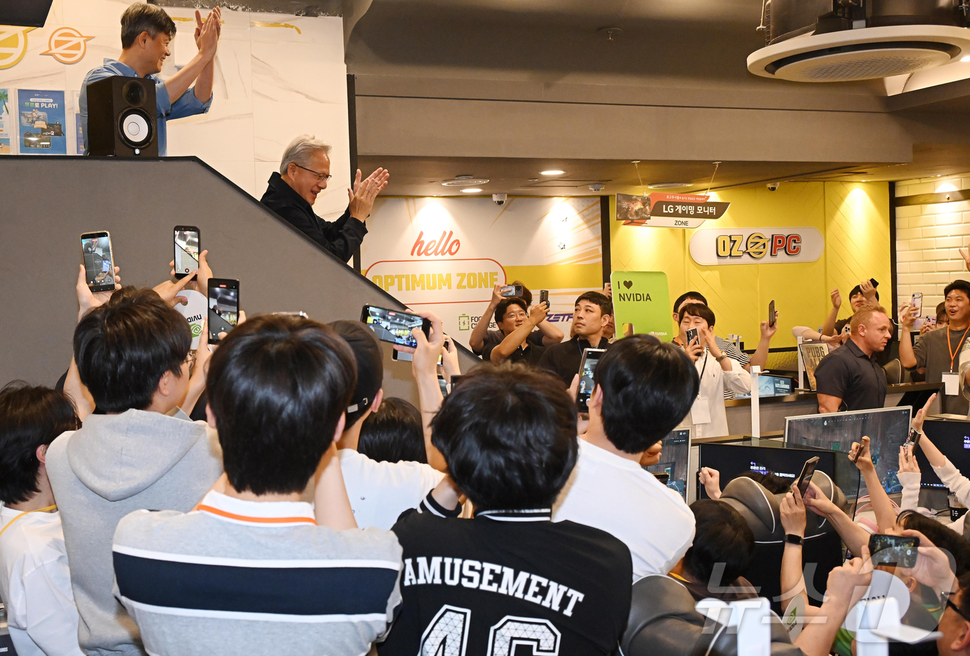 (서울=뉴스1) 김진환 기자 = 젠슨 황 엔비디아 최고경영자(CEO)가 7일 서울 강남구 옵티멈존 PC카페에서 크래프톤 유저들과 만나며 손뼉을 치고 있다. (공동취재) 2026.6 …