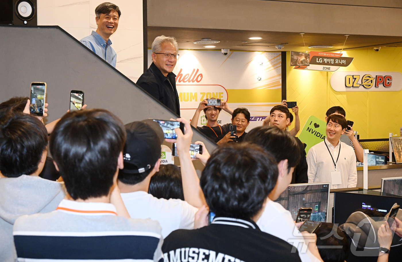 (서울=뉴스1) 김진환 기자 = 젠슨 황 엔비디아 최고경영자(CEO)가 7일 서울 강남구 옵티멈존 PC카페에서 크래프톤 유저들과 만나기 위해 이동하고 있다. (공동취재) 2026. …