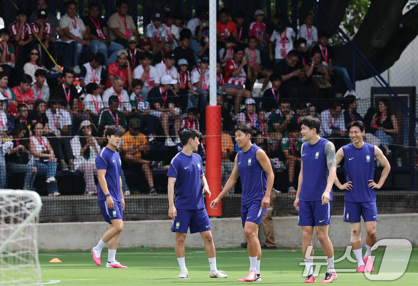 (과달라하라(멕시코)=뉴스1) 임세영 기자 = 대한민국 축구대표팀 손흥민, 김민재 등이 6일(현지시간) 멕시코 할리스코 과달라하라에 위치한 '치바스 베르데 바예' 훈련장에서 열린 …