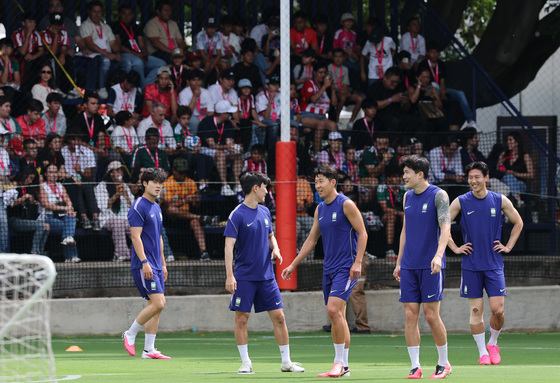 멕시코 팬들 앞에 나선 대한민국 축구대표팀
