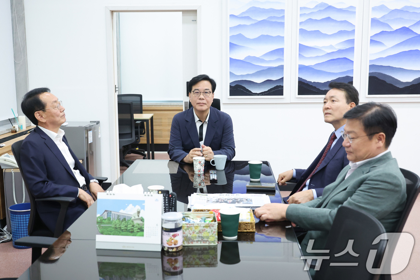 (서울=뉴스1) 신웅수 기자 = 국민의힘 원내대표 출마를 선언한 김도읍, 성일종, 정점식 의원이 7일 서울 여의도 국회에서 송언석 전 원내대표와 회동하고 있다. 2026.6.7/뉴 …