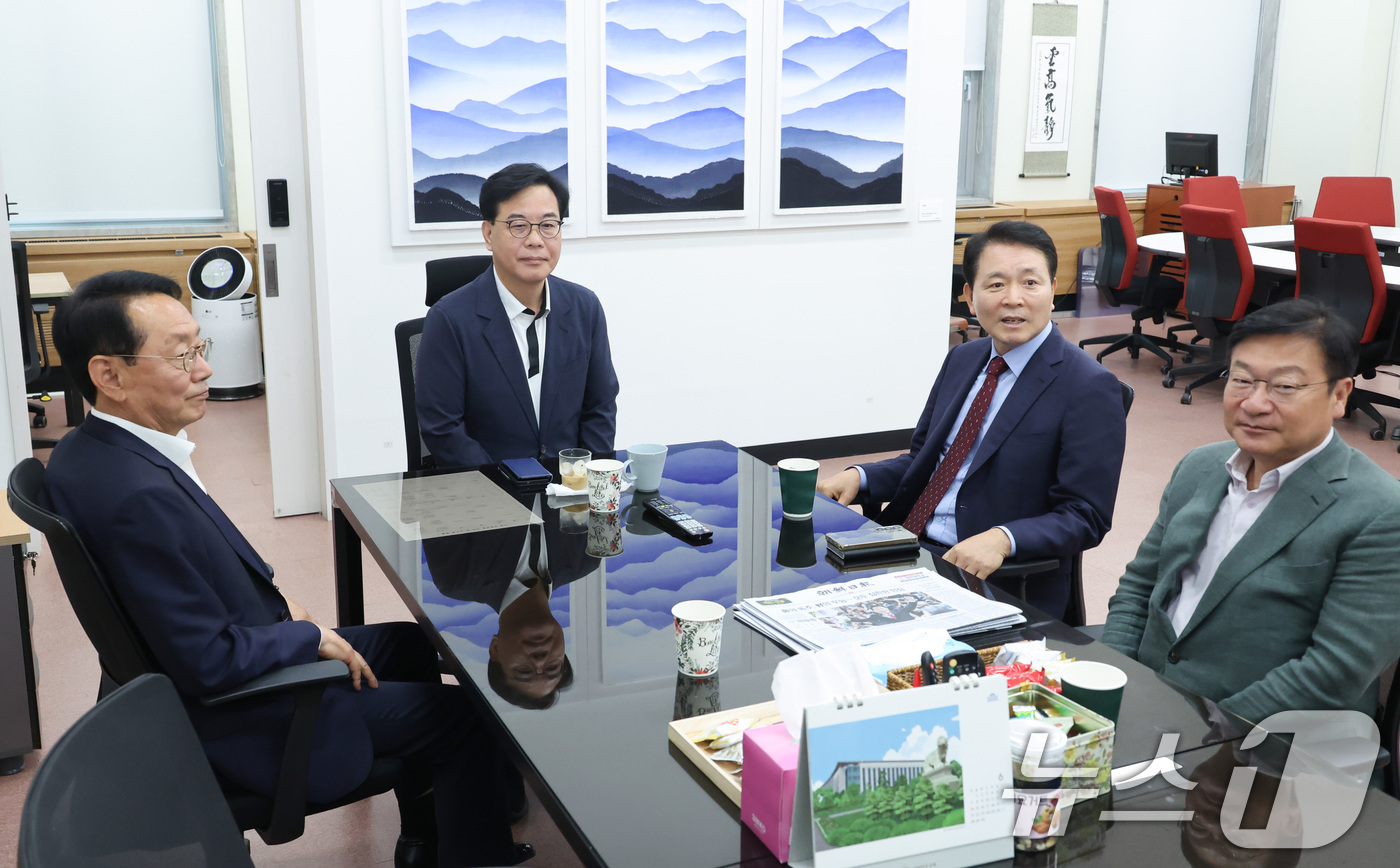 (서울=뉴스1) 신웅수 기자 = 국민의힘 원내대표 출마를 선언한 김도읍, 성일종, 정점식 의원이 7일 서울 여의도 국회에서 송언석 전 원내대표와 회동하고 있다. 2026.6.7/뉴 …