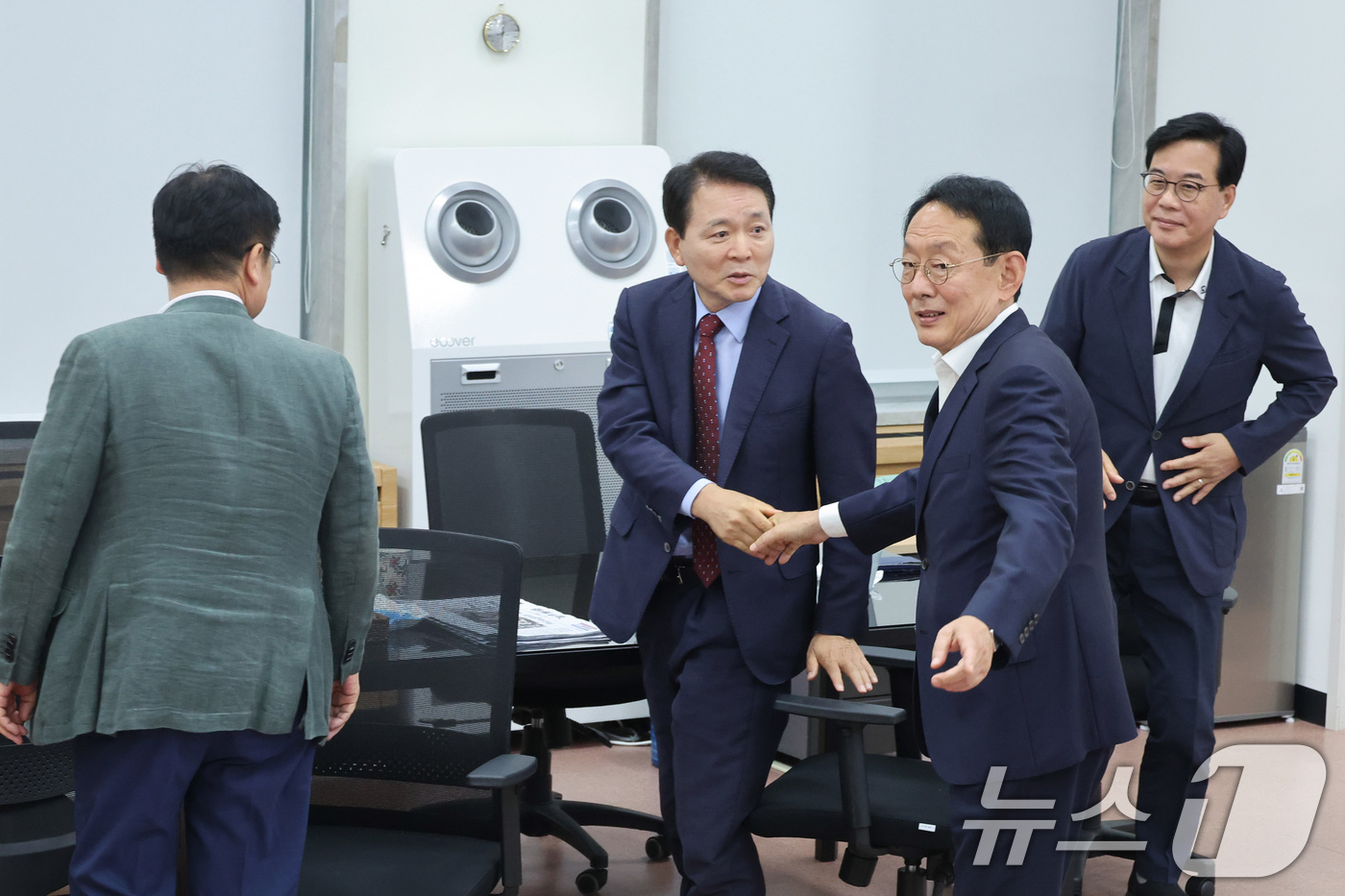 (서울=뉴스1) 신웅수 기자 = 국민의힘 원내대표 출마를 선언한 김도읍, 정점식, 성일종 의원이 7일 서울 여의도 국회에서 송언석 전 원내대표와 회동하고 있다. 2026.6.7/뉴 …