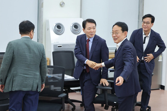 인사나누는 국민의힘 원내대표 후보들