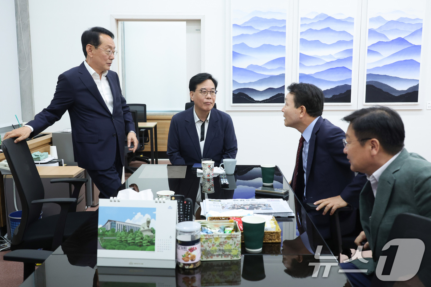 (서울=뉴스1) 신웅수 기자 = 국민의힘 원내대표 출마를 선언한 김도읍, 성일종, 정점식 의원이 7일 서울 여의도 국회에서 송언석 전 원내대표와 회동하고 있다. 2026.6.7/뉴 …