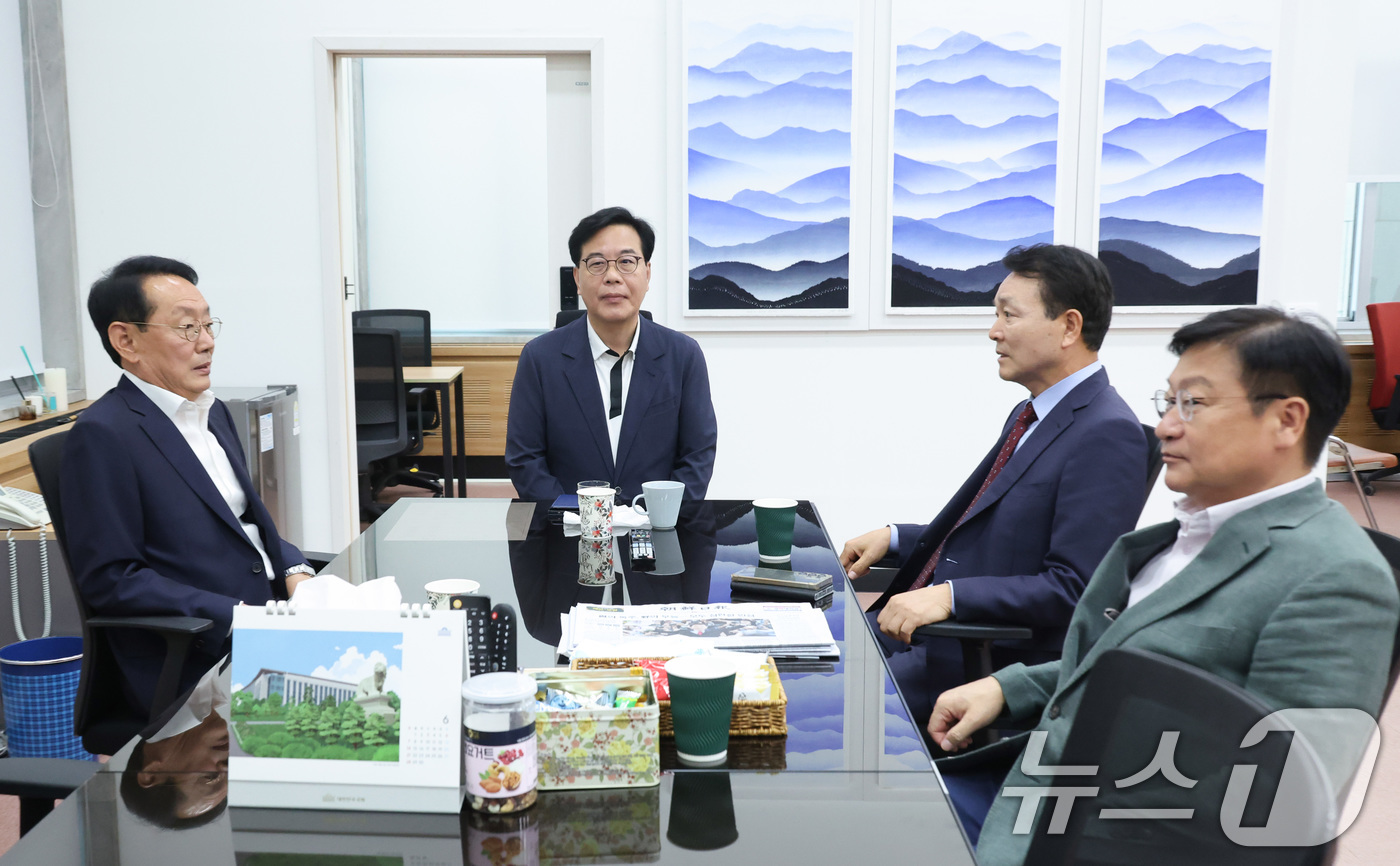 (서울=뉴스1) 신웅수 기자 = 국민의힘 원내대표 출마를 선언한 김도읍, 성일종, 정점식 의원이 7일 서울 여의도 국회에서 송언석 전 원내대표와 회동하고 있다. 2026.6.7/뉴 …