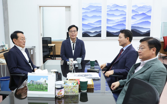 송언석과 회동하는 원내대표 후보들