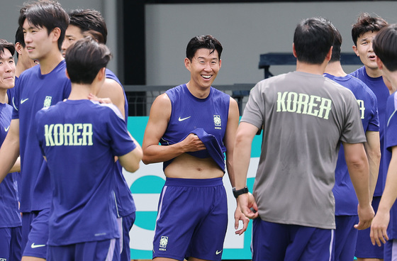 환하게 웃는 손흥민