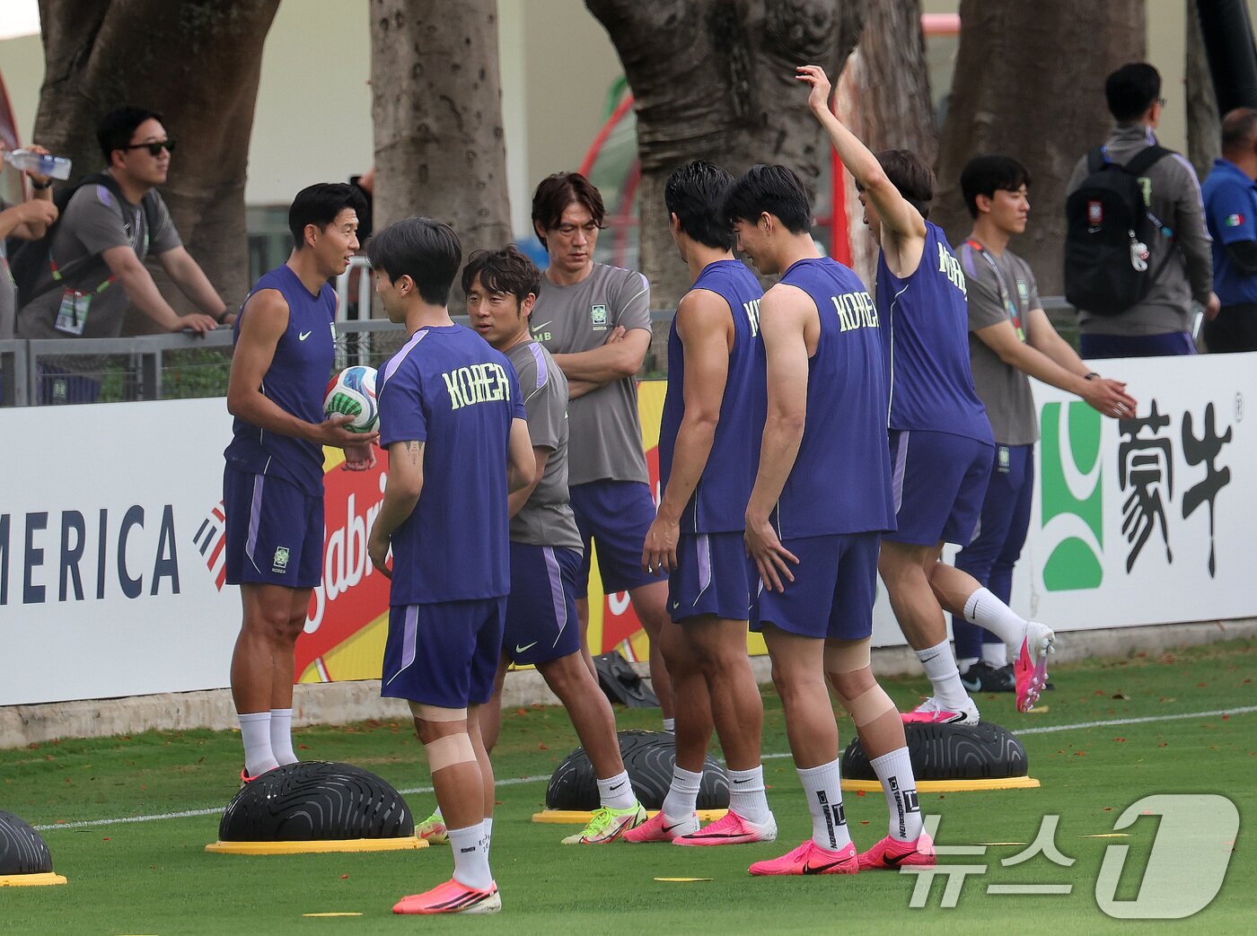 본문 이미지 - 홍명보 대한민국 축구대표팀 감독이 6일(현지시간) 멕시코 할리스코 과달라하라에 위치한 '치바스 베르데 바예' 훈련장에서 열린 2026 국제축구연맹(FIFA) 북중미월드컵 피파 커뮤니티 트레이닝(오픈 트레이닝)에서 선수들의 훈련을 지켜보고 있다. 2026.6.7 ⓒ 뉴스1 임세영 기자