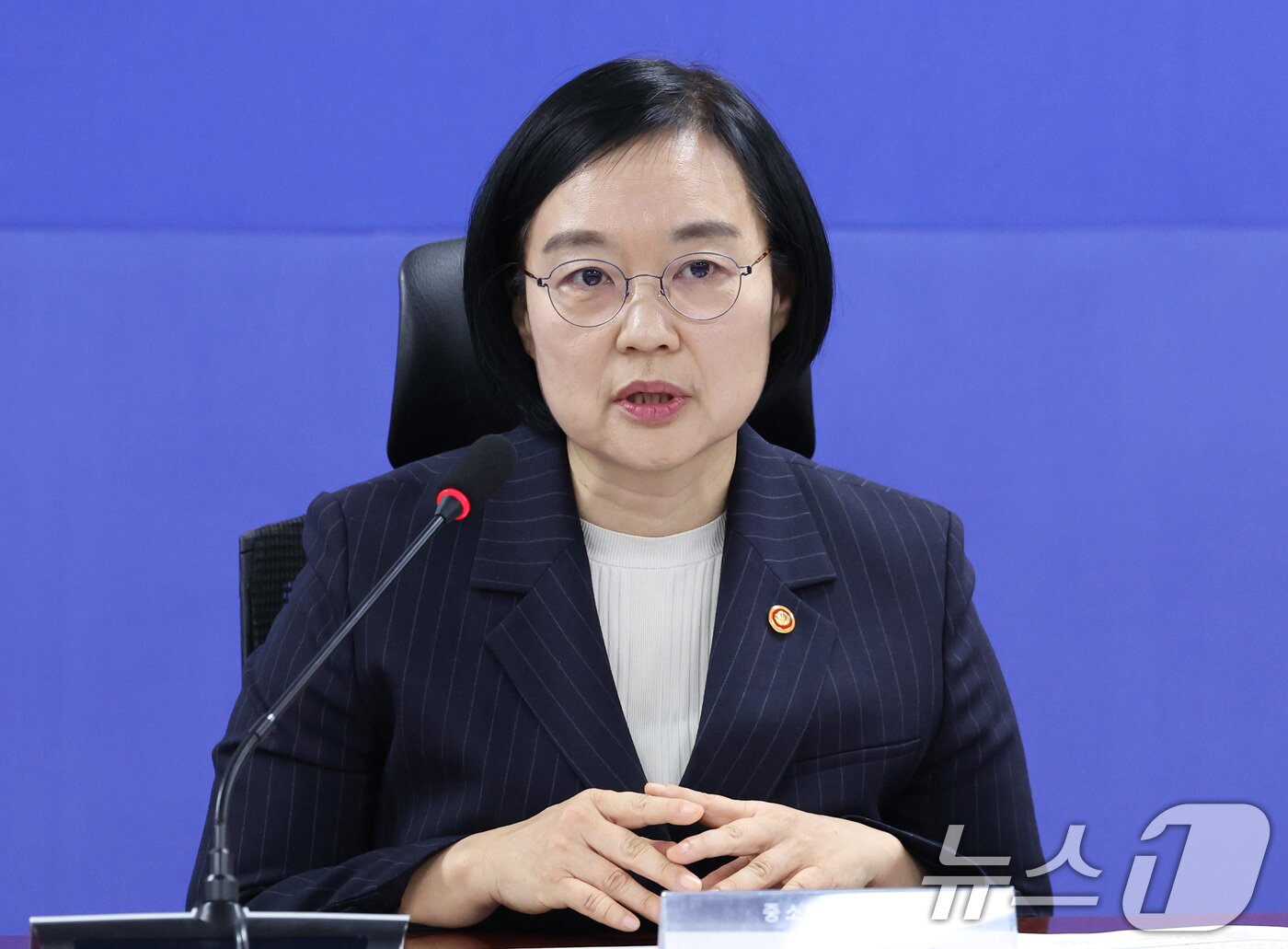 본문 이미지 - 이재명 대통령은 7일 한성숙 중소벤처기업부 장관을 총리후보자로 지명했다고 밝혔다. 사진은 한성숙 중소벤처기업부 장관이 지난4월 16일 서울 여의도 국회 의원회관에서 더불어민주당 을지로위원회 주최로 열린 세븐브로이-대한제분 상생협력기금 출연식에서 발언하고 있는 모습. (뉴스1 DB)