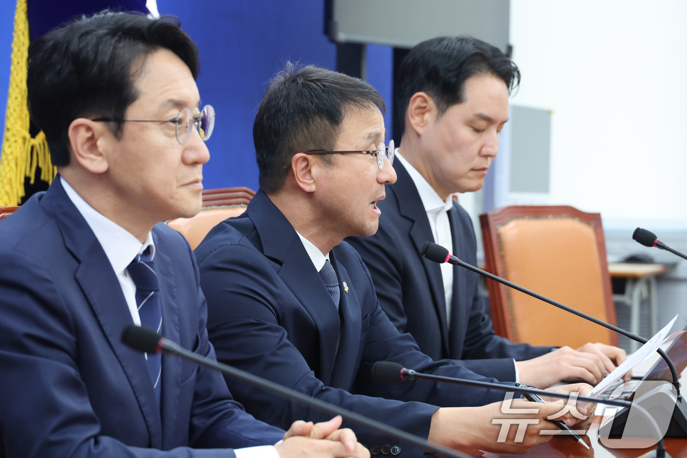 (서울=뉴스1) 신웅수 기자 = 한병도 더불어민주당 원내대표가 7일 서울 여의도 국회에서 긴급 기자간담회를 하고 있다. 2026.6.7/뉴스1