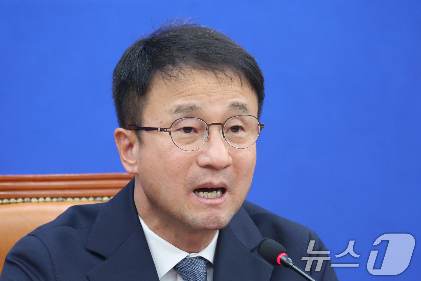 (서울=뉴스1) 신웅수 기자 = 한병도 더불어민주당 원내대표가 7일 서울 여의도 국회에서 긴급 기자간담회를 하고 있다. 2026.6.7/뉴스1