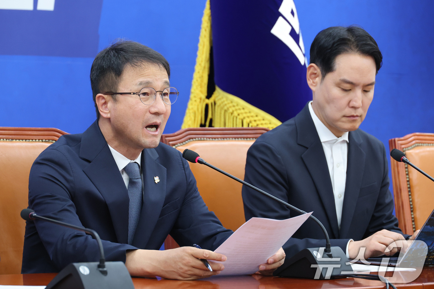 (서울=뉴스1) 신웅수 기자 = 한병도 더불어민주당 원내대표가 7일 서울 여의도 국회에서 긴급 기자간담회를 하고 있다. 2026.6.7/뉴스1
