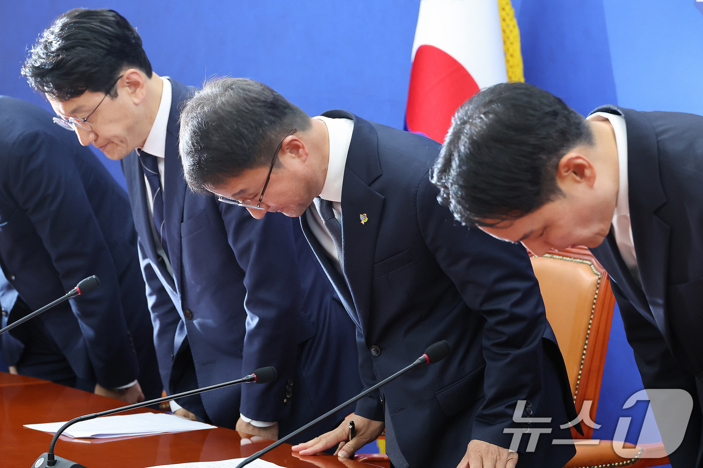 (서울=뉴스1) 신웅수 기자 = 한병도 더불어민주당 원내대표가 7일 서울 여의도 국회에서 열린 긴급 기자간담회에서 인사하고 있다. 2026.6.7/뉴스1
