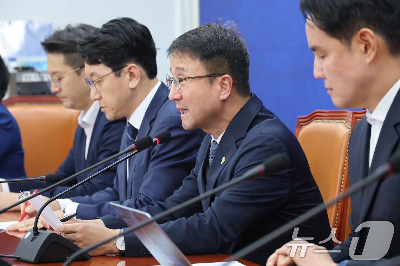 (서울=뉴스1) 신웅수 기자 = 한병도 더불어민주당 원내대표가 7일 서울 여의도 국회에서 긴급 기자간담회를 하고 있다. 2026.6.7/뉴스1