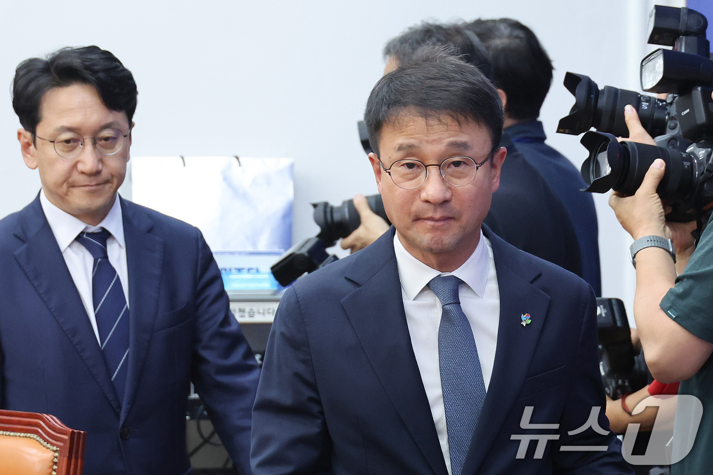 (서울=뉴스1) 신웅수 기자 = 한병도 더불어민주당 원내대표가 7일 서울 여의도 국회에서 열린 긴급 기자간담회에 참석하고 있다. 2026.6.7/뉴스1