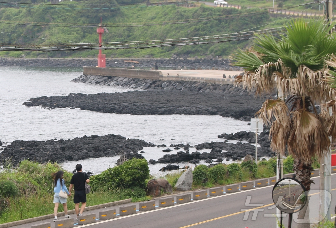 (제주=뉴스1) 홍수영 기자 = 7일 오후 제주시 애월읍 애월해안도로에서 시민들이 산책하고 있다. 이날 제주시 애월의 낮 기온은 21도 안팎을 기록했다. 2026.6.7/뉴스1
