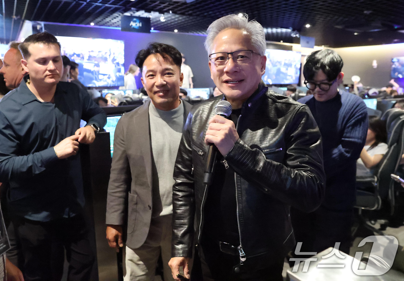 (서울=뉴스1) 오대일 기자 = 젠슨 황 엔비디아 최고경영자(CEO)가 7일 오후 서울 서초구 포털 PC방에서 열린 엔씨소프트 다중접속 역할 수행 게임(MMORPG) '아이온2' …