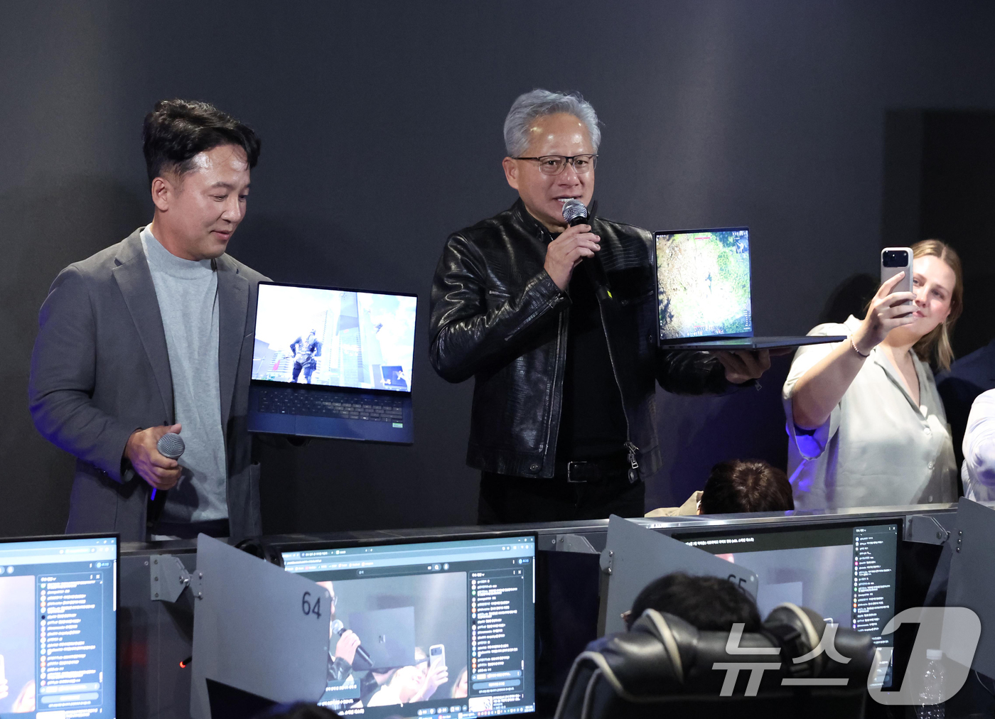 (서울=뉴스1) 오대일 기자 = 젠슨 황 엔비디아 최고경영자(CEO)가 7일 오후 서울 서초구 포털 PC방에서 열린 엔씨소프트 다중접속 역할 수행 게임(MMORPG) '아이온2' …