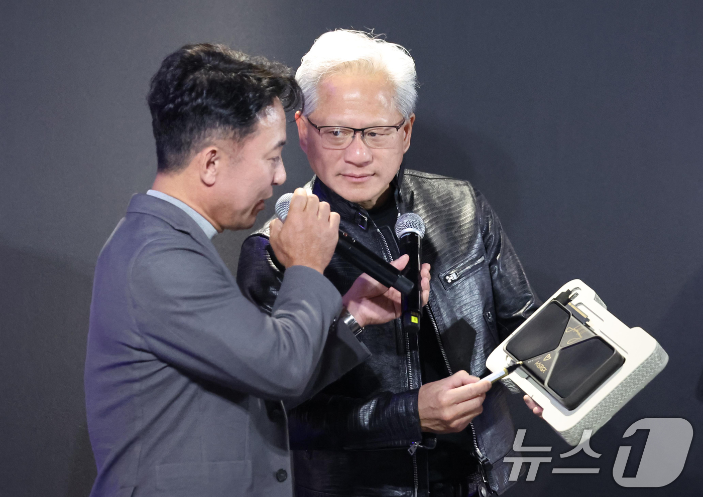 (서울=뉴스1) 오대일 기자 = 젠슨 황 엔비디아 최고경영자(CEO)가 7일 오후 서울 서초구 포털 PC방에서 열린 엔씨소프트 다중접속 역할 수행 게임(MMORPG) '아이온2' …
