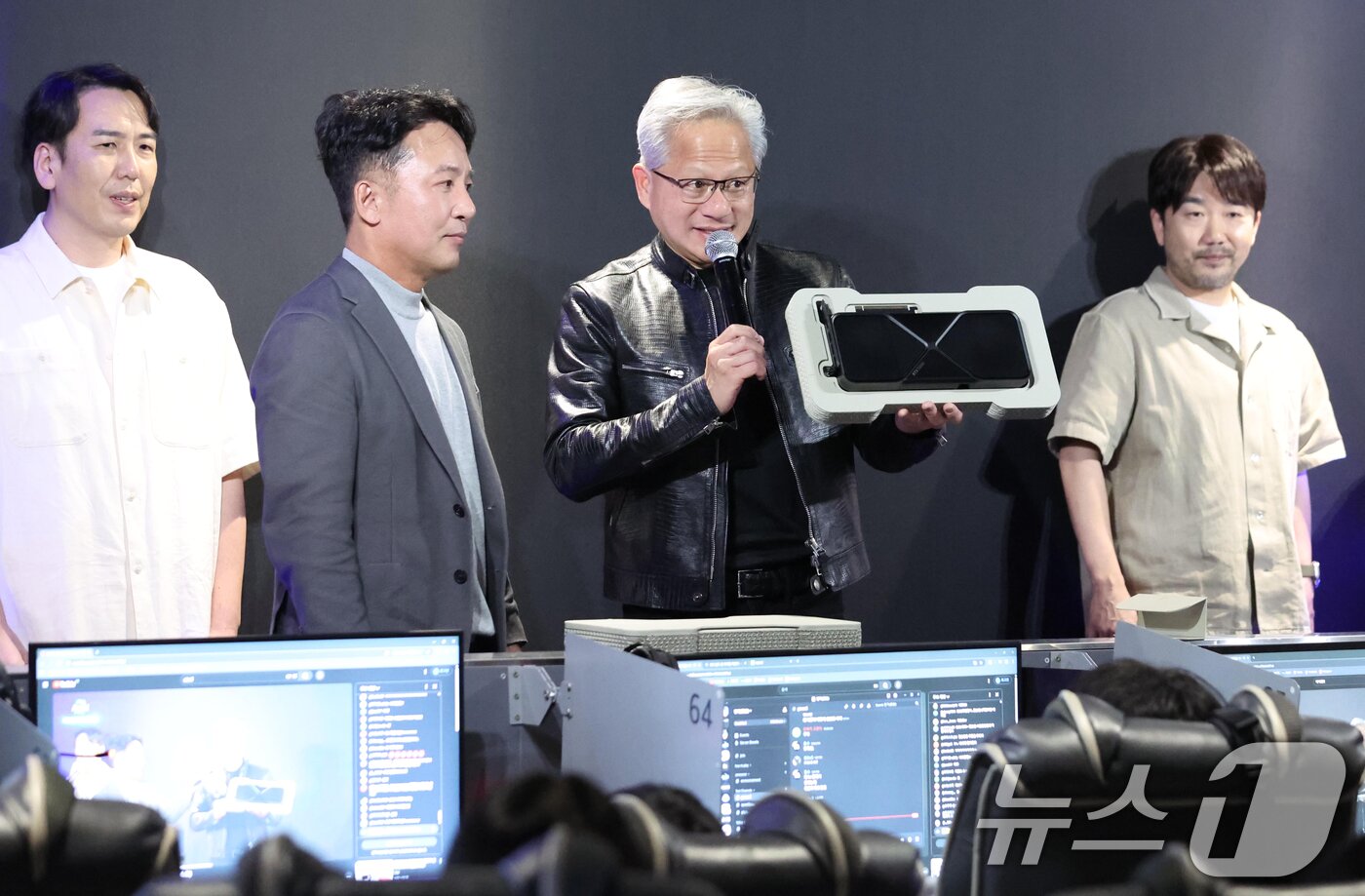 본문 이미지 - 젠슨 황 엔비디아 최고경영자(CEO)가 7일 오후 서울 서초구 포털 PC방에서 열린 엔씨소프트 다중접속 역할 수행 게임(MMORPG) '아이온2' 서프라이즈 라이브 행사에서 김택진 엔씨소프트 대표이사와 함께 최신 그래픽카드 '지포스 RTX5090'를 소개하고 있다. (공동취재) 2026.6.7 ⓒ 뉴스1 오대일 기자