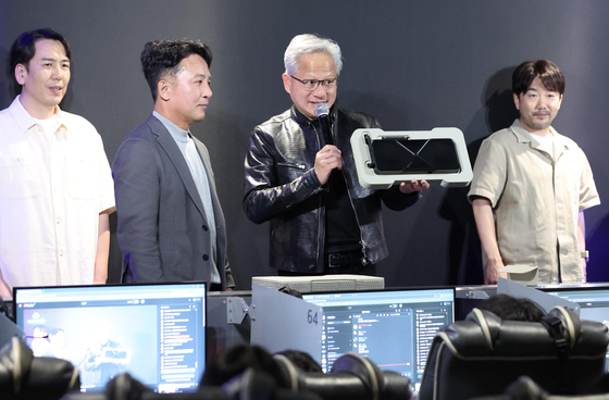지포스 RTX5090 소개하는 젠슨 황