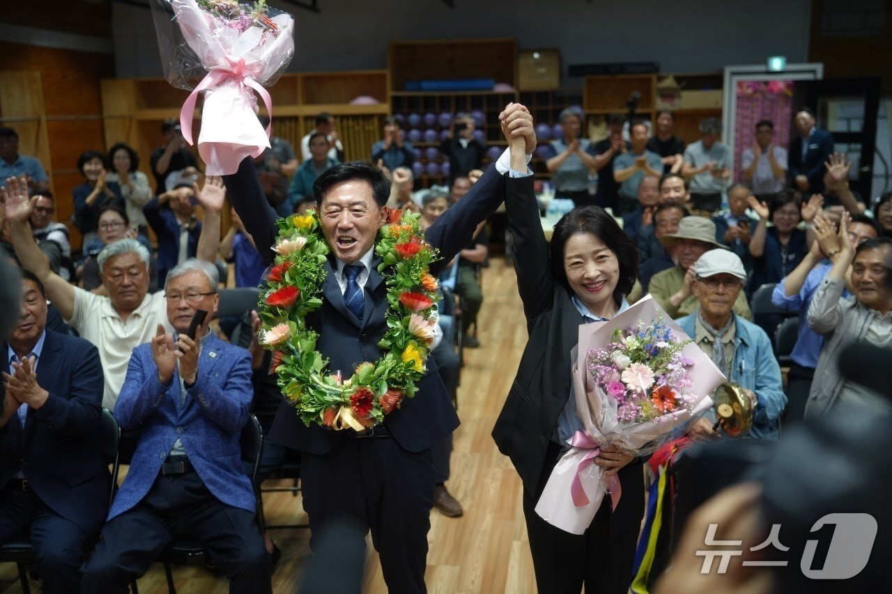 본문 이미지 - 이정학 6·3 지방선거 더불어민주당 강원 동해시장 후보가 개표상황을 지켜보다 당선이 유력시 되자 두 손을 번쩍 치켜들고 있다.(이정학 후보 캠프 제공, 재판매 및 DB 금지) 2026.6.4/ 뉴스1