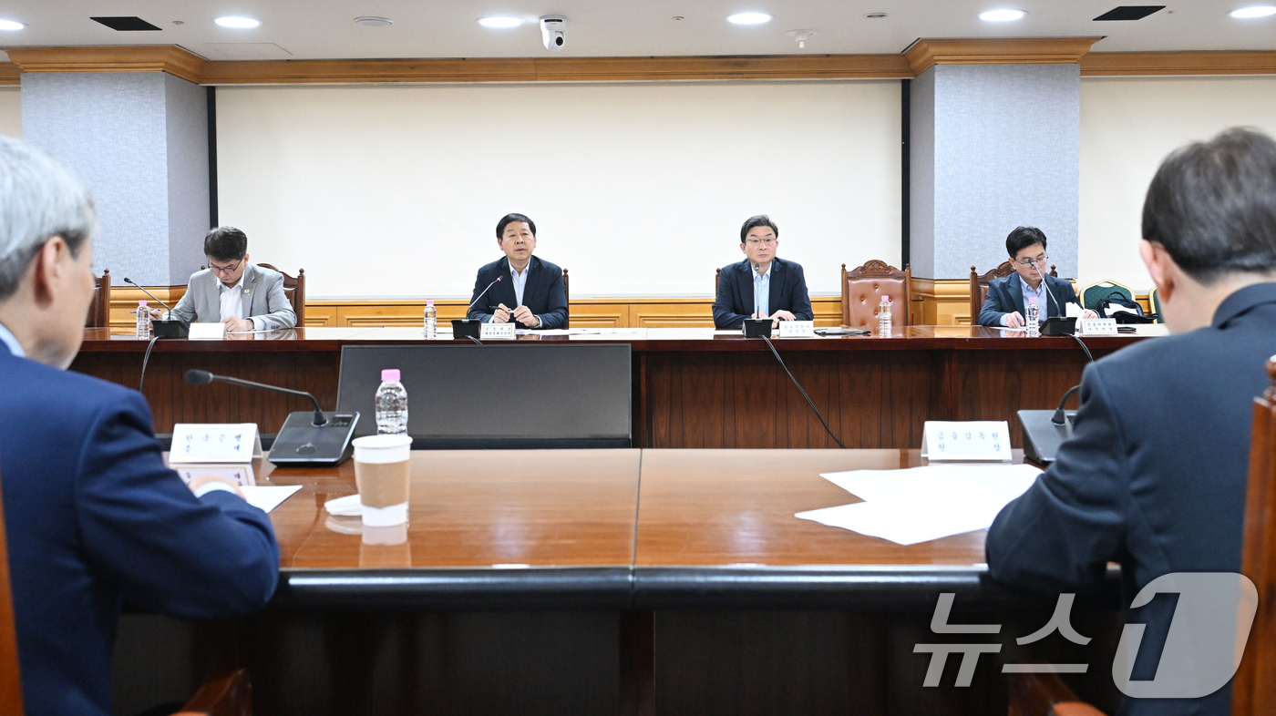(서울=뉴스1) = 구윤철 부총리 겸 재정경제부 장관이 7일 서울 중구 은행연합회에서 열린 시장상황점검회의를 주재하고 있다. (재정경제부 제공. 재판매 및 DB 금지) 2026.6 …