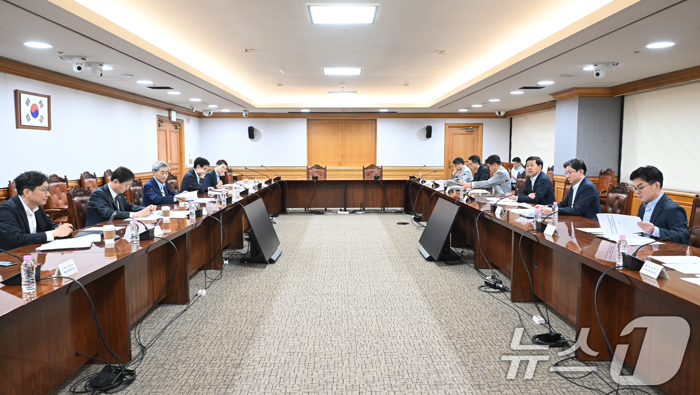 (서울=뉴스1) = 구윤철 부총리 겸 재정경제부 장관이 7일 서울 중구 은행연합회에서 열린 시장상황점검회의를 주재하고 있다. (재정경제부 제공. 재판매 및 DB 금지) 2026.6 …