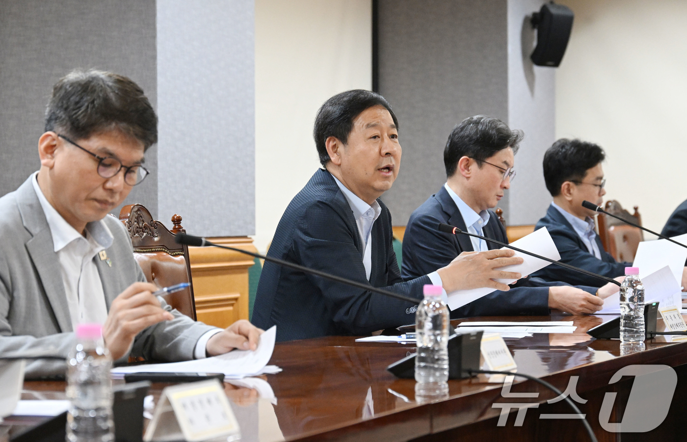 (서울=뉴스1) = 구윤철 부총리 겸 재정경제부 장관이 7일 서울 중구 은행연합회에서 열린 시장상황점검회의를 주재하고 있다. (재정경제부 제공. 재판매 및 DB 금지) 2026.6 …
