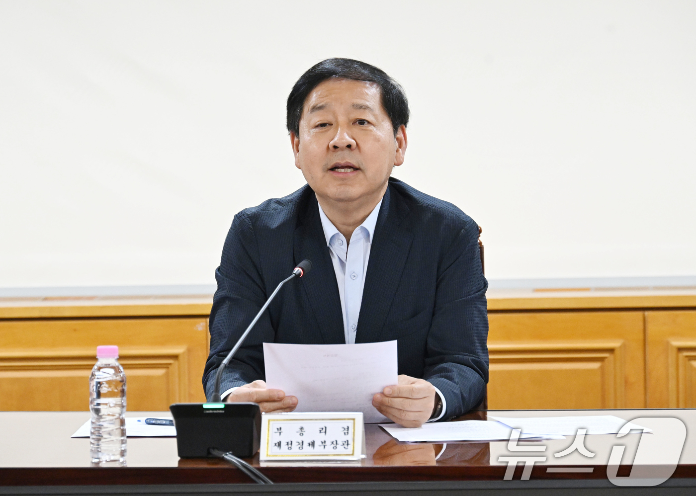 (서울=뉴스1) = 구윤철 부총리 겸 재정경제부 장관이 7일 서울 중구 은행연합회에서 열린 시장상황점검회의를 주재하고 있다. (재정경제부 제공. 재판매 및 DB 금지) 2026.6 …