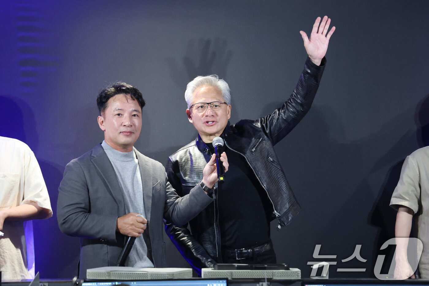본문 이미지 - 젠슨 황 엔비디아 최고경영자(CEO)가 7일 오후 서울 서초구 포털 PC방에서 열린 엔씨소프트 다중접속 역할 수행 게임(MMORPG) '아이온2' 서프라이즈 라이브 행사에서 김택진 엔씨소프트 대표이사와 함께 유저들을 만나고 있다. (공동취재) 2026.6.7 ⓒ 뉴스1 오대일 기자