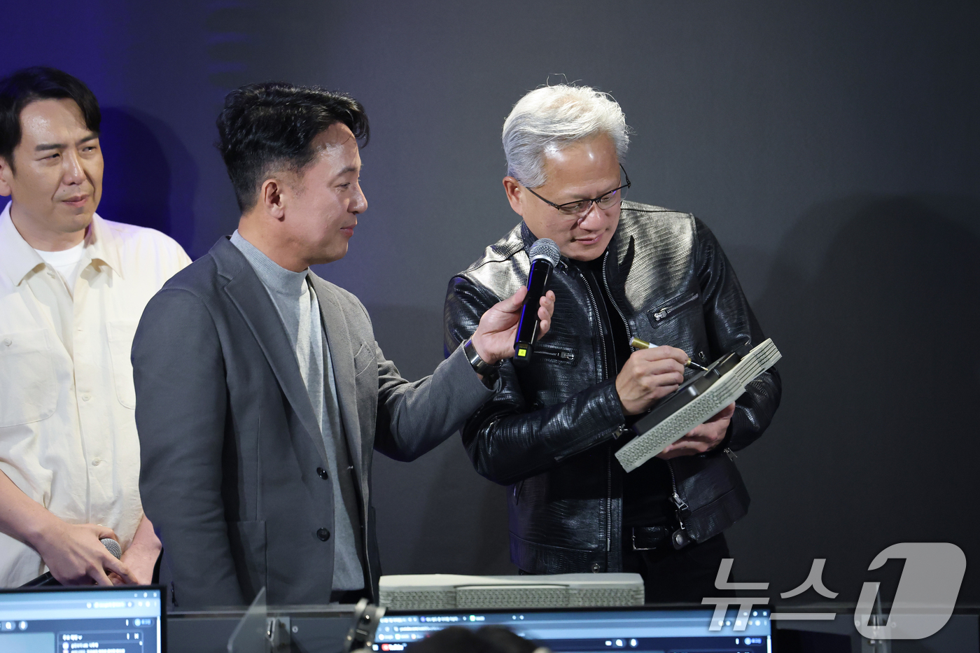 (서울=뉴스1) 오대일 기자 = 젠슨 황 엔비디아 최고경영자(CEO)가 7일 오후 서울 서초구 포털 PC방에서 열린 엔씨소프트 다중접속 역할 수행 게임(MMORPG) '아이온2' …