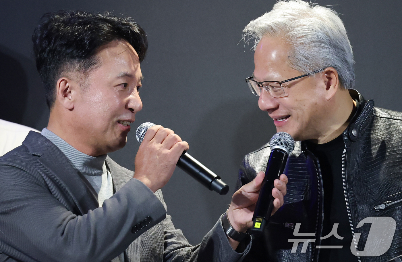 (서울=뉴스1) 오대일 기자 = 젠슨 황 엔비디아 최고경영자(CEO)가 7일 오후 서울 서초구 포털 PC방에서 열린 엔씨소프트 다중접속 역할 수행 게임(MMORPG) '아이온2' …