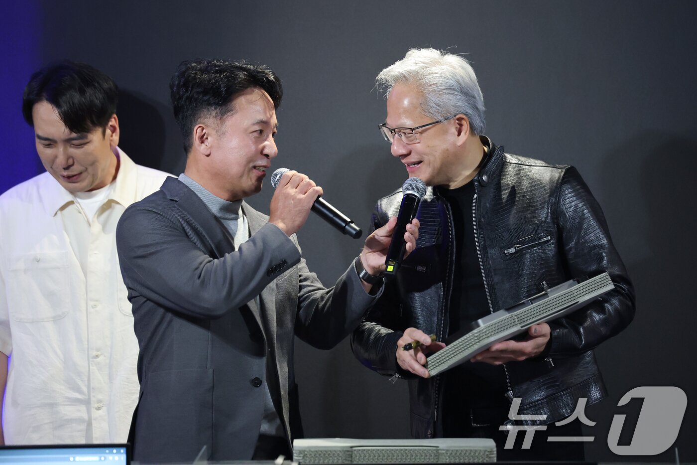 본문 이미지 - 젠슨 황 엔비디아 최고경영자(CEO)가 7일 오후 서울 서초구 포털 PC방에서 열린 엔씨소프트 다중접속 역할 수행 게임(MMORPG) '아이온2' 서프라이즈 라이브 행사에서 김택진 엔씨소프트 대표이사와 함께 유저들을 만나고 있다. (공동취재) 2026.6.7 ⓒ 뉴스1 오대일 기자