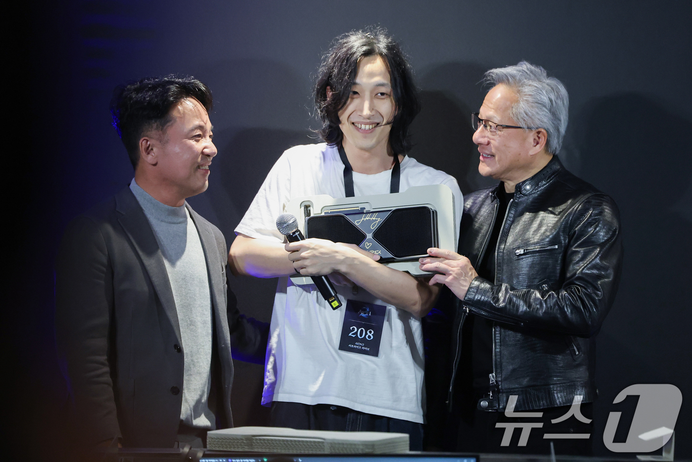 (서울=뉴스1) 오대일 기자 = 젠슨 황 엔비디아 최고경영자(CEO)가 7일 오후 서울 서초구 포털 PC방에서 열린 엔씨소프트 다중접속 역할 수행 게임(MMORPG) '아이온2' …