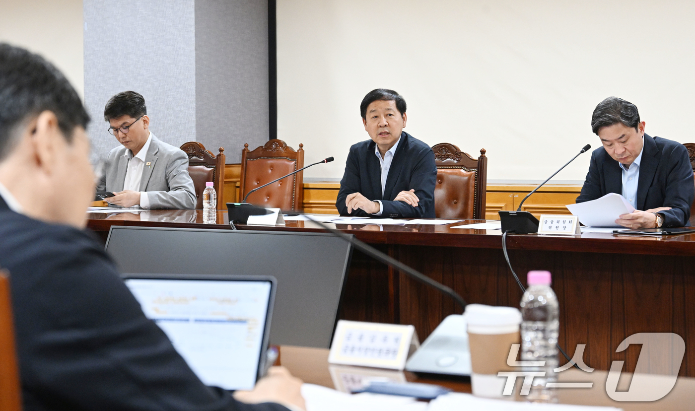 (서울=뉴스1) = 구윤철 부총리 겸 재정경제부 장관이 7일 서울 중구 은행연합회에서 열린 시장상황점검회의를 주재하고 있다. (재정경제부 제공. 재판매 및 DB 금지) 2026.6 …