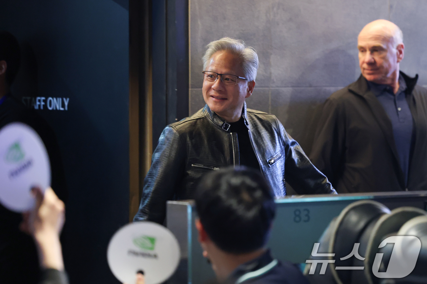 (서울=뉴스1) 오대일 기자 = 젠슨 황 엔비디아 최고경영자(CEO)가 7일 오후 서울 서초구 포털 PC방에서 열린 엔씨소프트 다중접속 역할 수행 게임(MMORPG) '아이온2' …