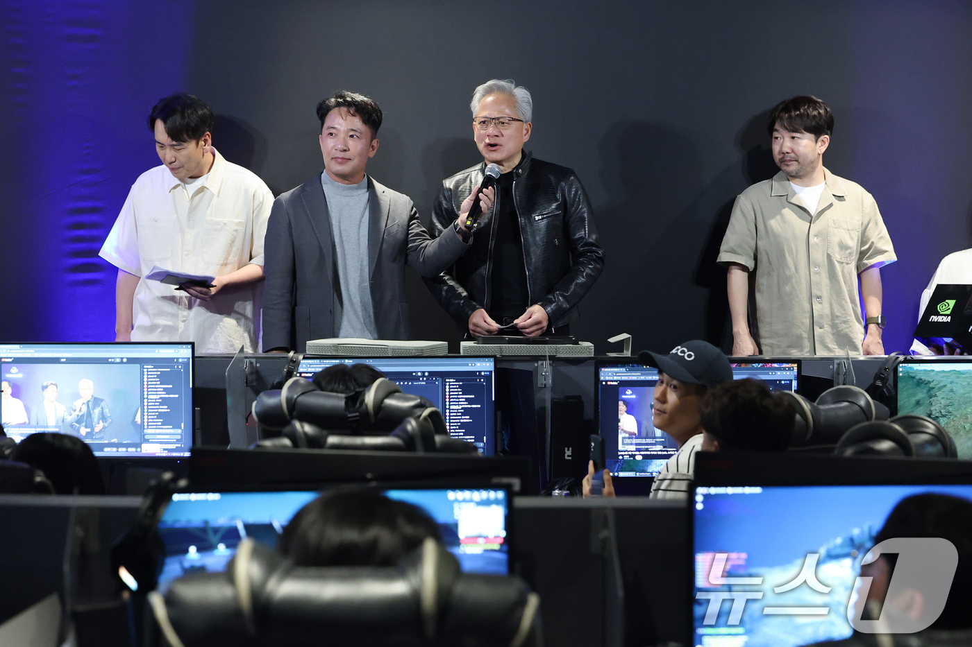 (서울=뉴스1) 오대일 기자 = 젠슨 황 엔비디아 최고경영자(CEO)가 7일 오후 서울 서초구 포털 PC방에서 열린 엔씨소프트 다중접속 역할 수행 게임(MMORPG) '아이온2' …