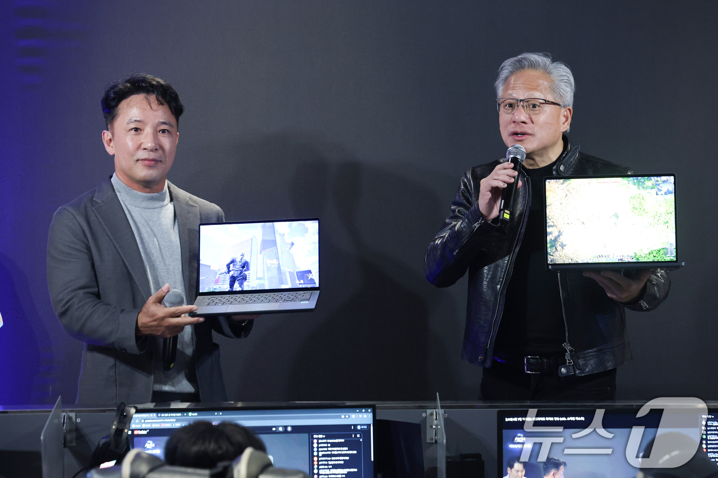 (서울=뉴스1) 오대일 기자 = 젠슨 황 엔비디아 최고경영자(CEO)가 7일 오후 서울 서초구 포털 PC방에서 열린 엔씨소프트 다중접속 역할 수행 게임(MMORPG) '아이온2' …