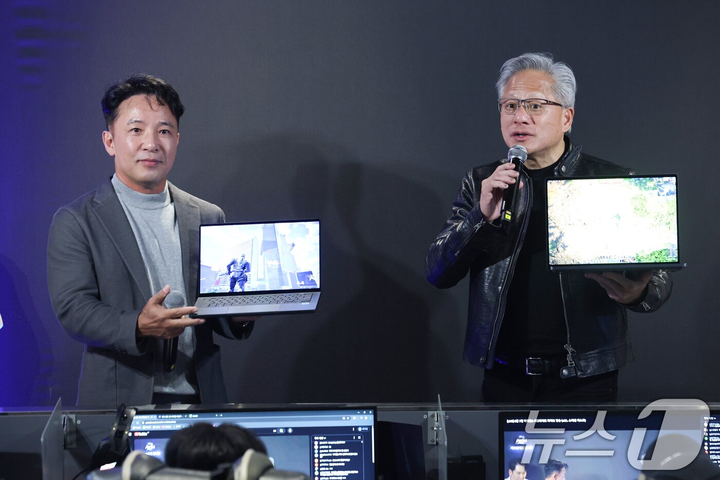 본문 이미지 - 젠슨 황 엔비디아 최고경영자(CEO)가 7일 오후 서울 서초구 포털 PC방에서 열린 엔씨소프트 다중접속 역할 수행 게임(MMORPG) '아이온2' 서프라이즈 라이브 행사에서 김택진 엔씨소프트 대표이사와 RTX 스파크 노트북을 소개하고 있다. (공동취재) 2026.6.7 ⓒ 뉴스1 오대일 기자