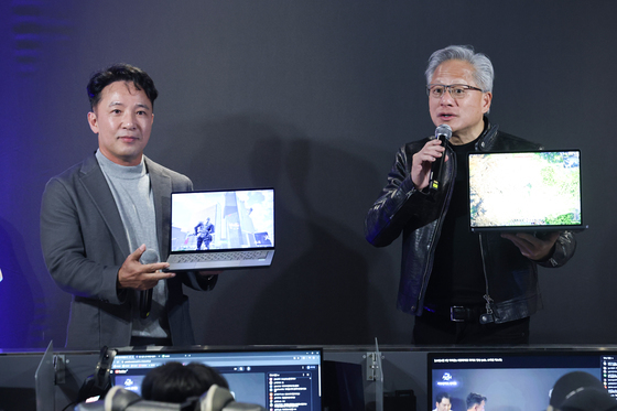 RTX 스파크 노트북 소개하는 젠슨 황