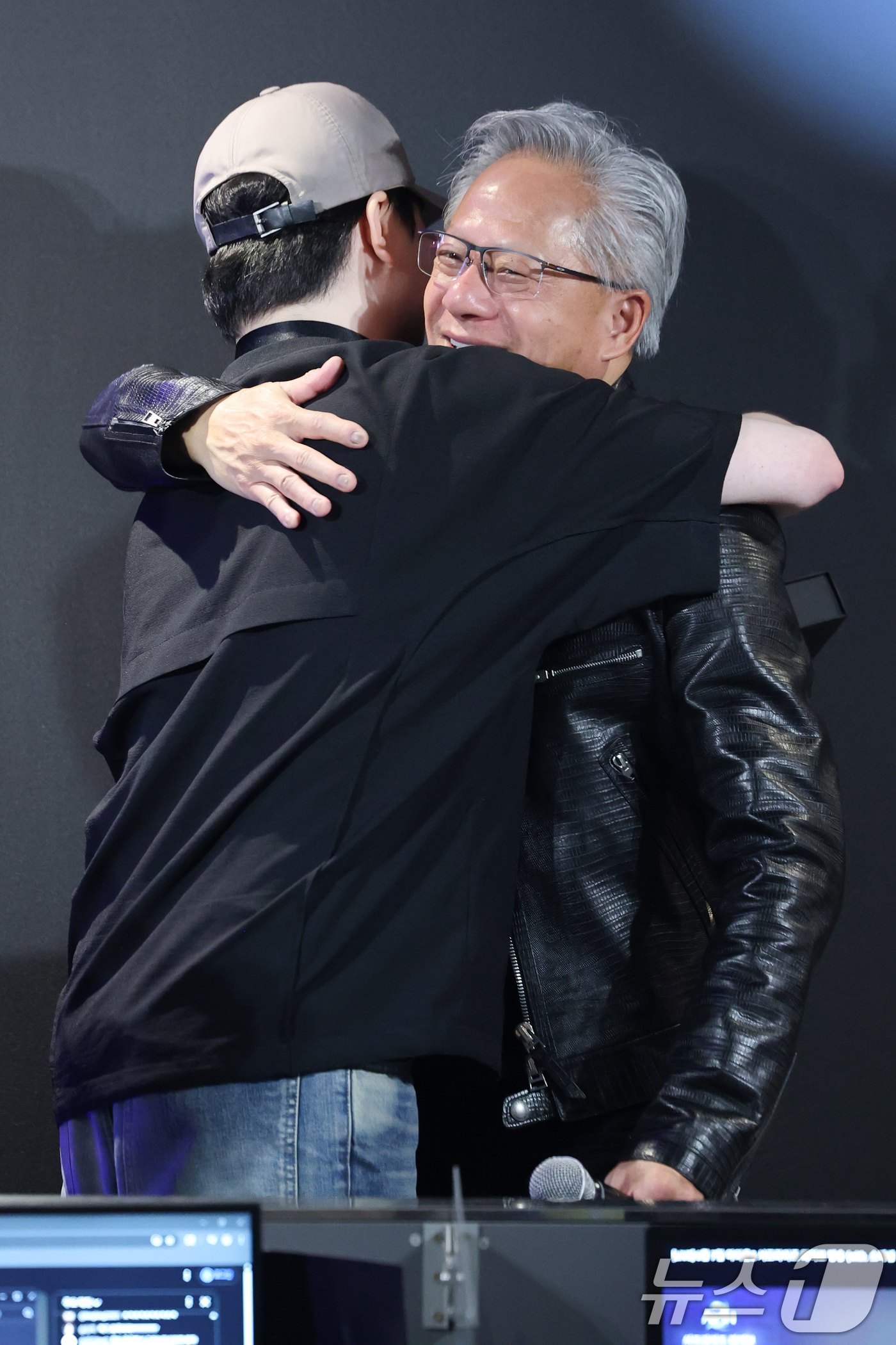 (서울=뉴스1) 오대일 기자 = 젠슨 황 엔비디아 최고경영자(CEO)가 7일 오후 서울 서초구 포털 PC방에서 열린 엔씨소프트 다중접속 역할 수행 게임(MMORPG) '아이온2' …