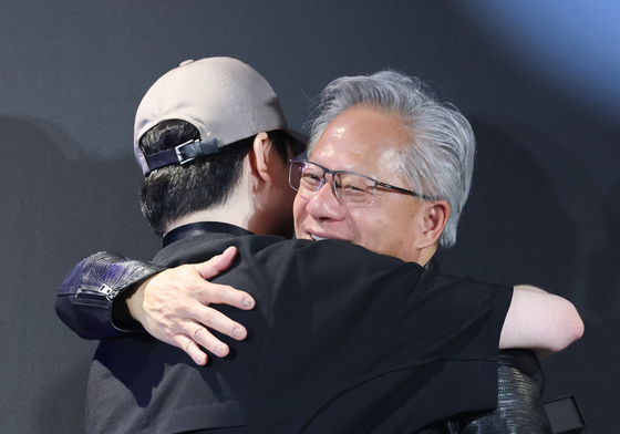 당첨자와 포옹하는 젠슨 황 CEO