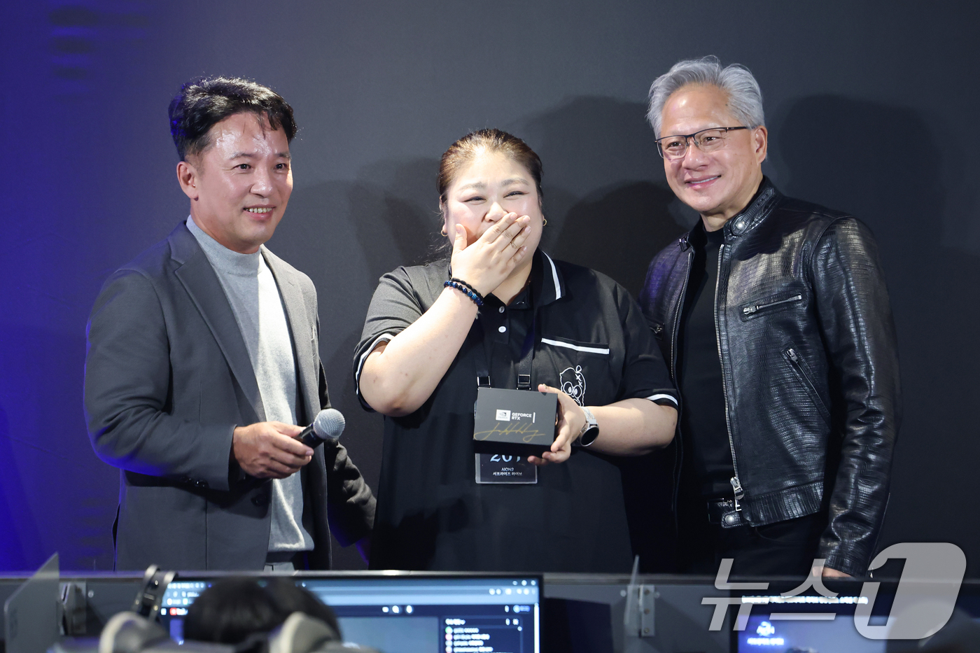 (서울=뉴스1) 오대일 기자 = 젠슨 황 엔비디아 최고경영자(CEO)가 7일 오후 서울 서초구 포털 PC방에서 열린 엔씨소프트 다중접속 역할 수행 게임(MMORPG) '아이온2' …