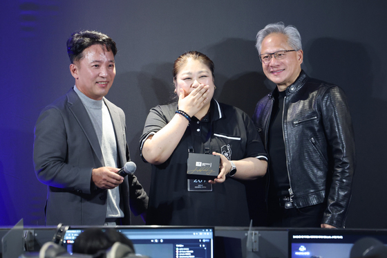 RTX 스파크 노트북 선물하는 젠슨 황 CEO