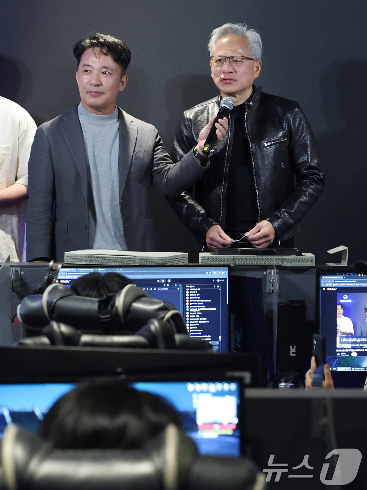 (서울=뉴스1) 오대일 기자 = 젠슨 황 엔비디아 최고경영자(CEO)가 7일 오후 서울 서초구 포털 PC방에서 열린 엔씨소프트 다중접속 역할 수행 게임(MMORPG) '아이온2' …