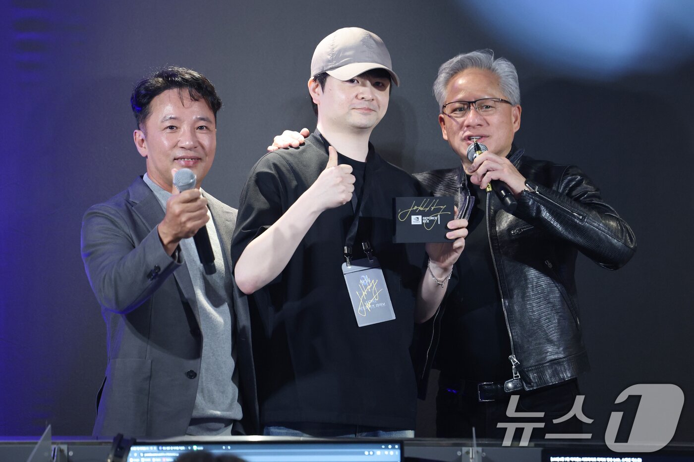 본문 이미지 - 젠슨 황 엔비디아 최고경영자(CEO)와 김택진 엔씨소프트 대표이사가 7일 오후 서울 서초구 포털 PC방에서 열린 엔씨소프트 다중접속 역할 수행 게임(MMORPG) '아이온2' 서프라이즈 라이브 행사에서 당첨자에게 RTX 스파크 노트북을 선물한 후 기념촬영을 하고 있다. (공동취재) 2026.6.7 ⓒ 뉴스1 오대일 기자