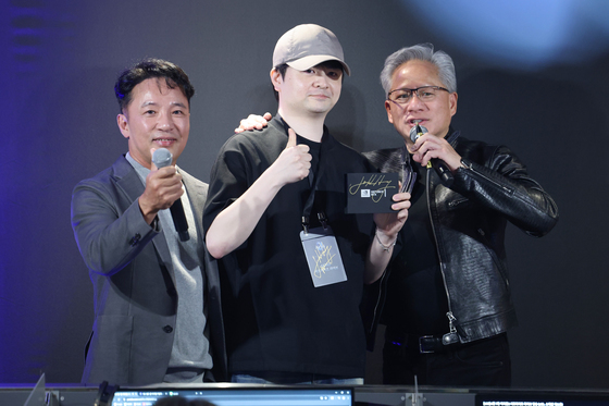 RTX 스파크 노트북 선물하는 젠슨 황